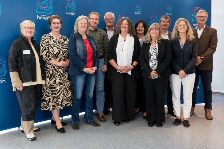 Zum Besuch von Daniel Günther kamen viele Vertreterinnen und Vertreter aus Politik und Wissenschaft. Von links: Claudia Kleinwächter, Andrea Tschacher, CDU-Landtagsabgeordnete, Daniela Jacob, CDU-Ministerpräsident Daniel Günther, Matthias Rehahn,  Corinna Schrum, Tamara Kleber-Janke, Iris Ulrich, Oliver Brandt, Grünen-Landtagsabgeordneter, Melanie Grimm-Meyer, Stadträtin Geesthacht, Torsten Fischer. Foto: Hereon/Steffen Niemann