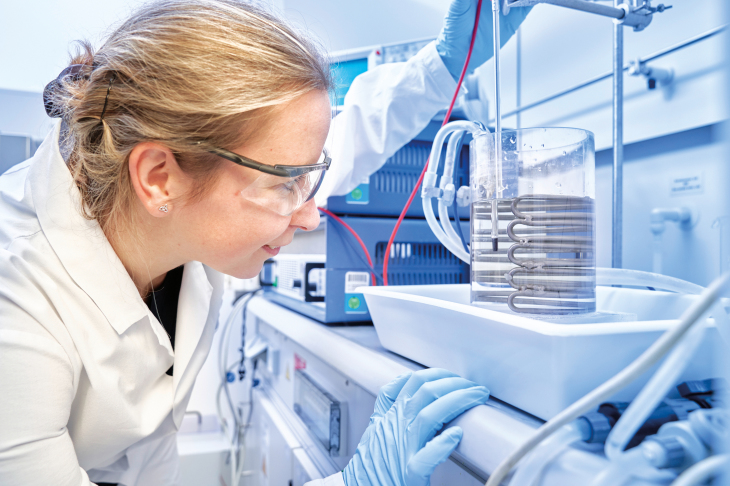 Maria Serdechnova from the new Institute for Surface Science examines a bone screw in an electrolyte bath. 